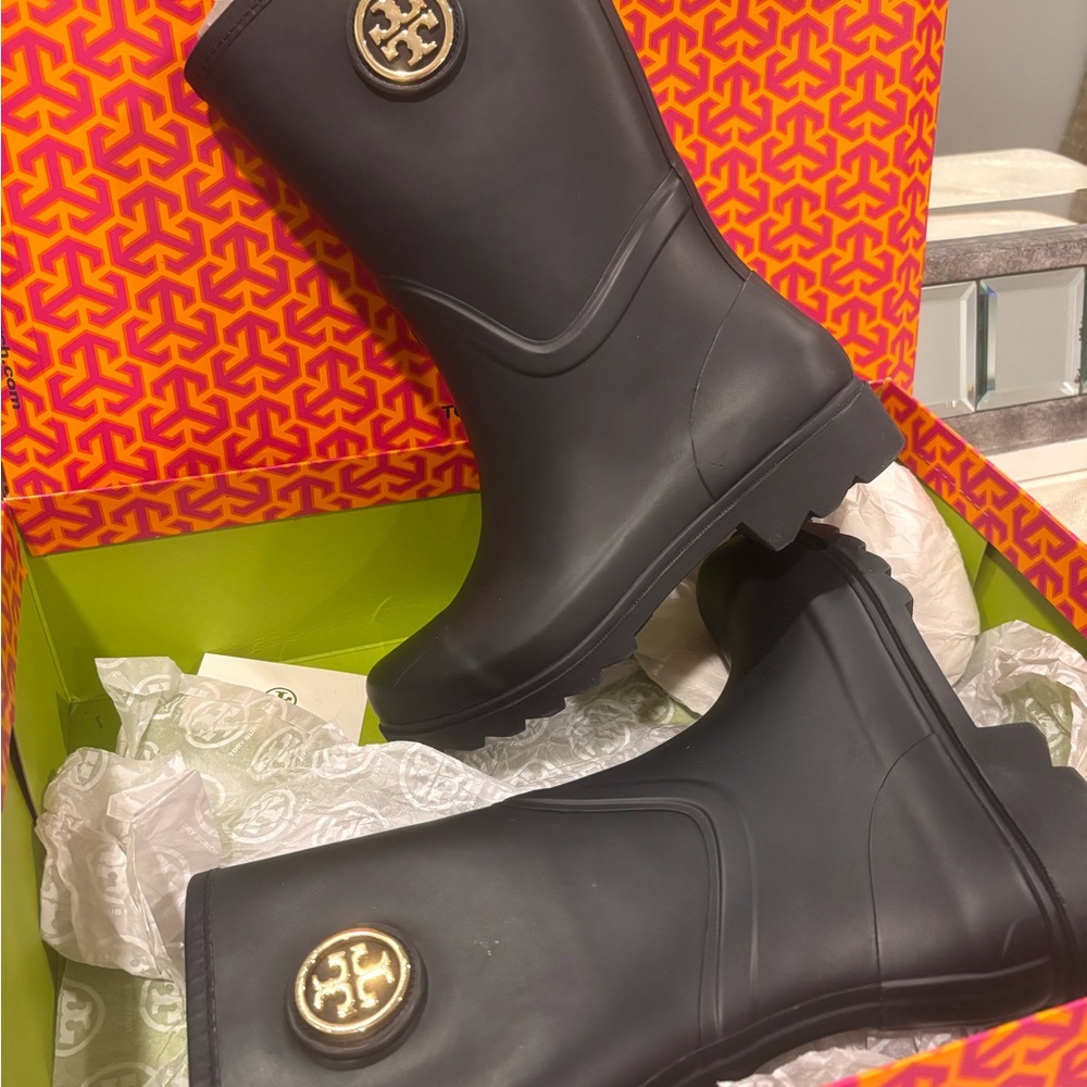 Tory Burch Navy Blue Boots with Gold Logo - Picture 2 of 10